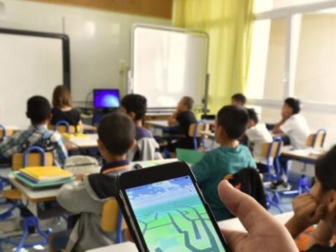 Orta məktəblərdə mobil telefondan istifadə qadağan edilə bilərmi? - RƏSMİ