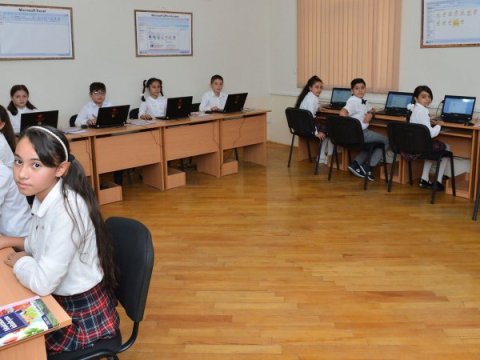 50 məktəbdə 3000 kompüter quraşdırılacaq – Prosesə start verilib