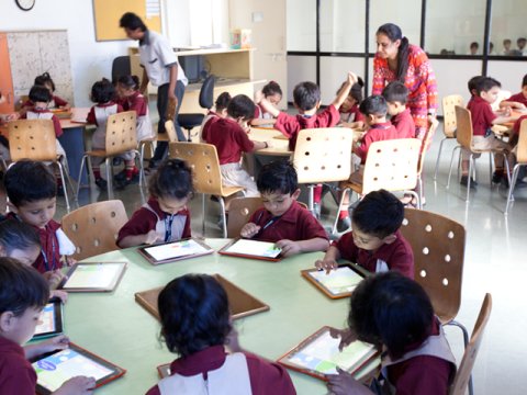 Ənənəvi və yeni təlim metodlarının “döyüşü” – Zəif qəbul göstəriciləri, artan təfəkkür