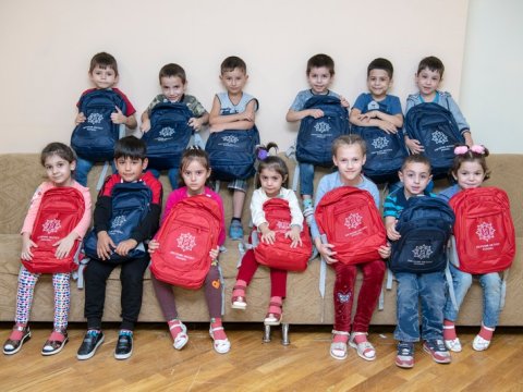 Heydər Əliyev Fondu 17 min aztəminatlı və kimsəsiz uşağa  məktəb ləvazimatları hədiyyə etdi