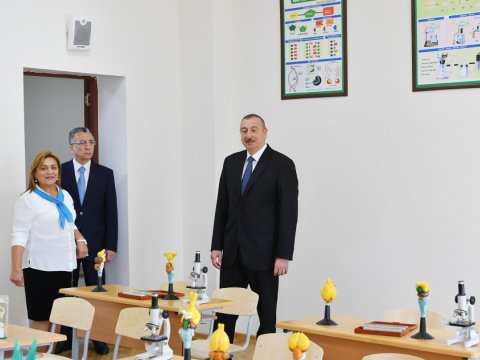 İlham Əliyev Suraxanıda yenidən qurulan 208 nömrəli məktəbdə olub - FOTOLAR