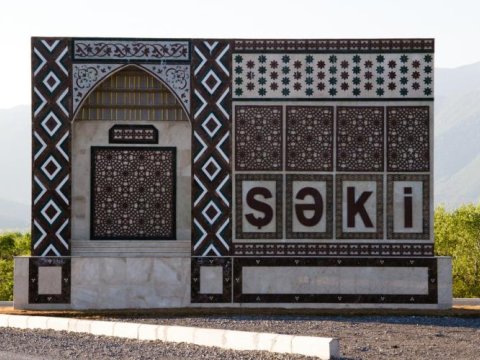 Azərbaycanda kollec tələbəsi atraksiondan yıxıldı