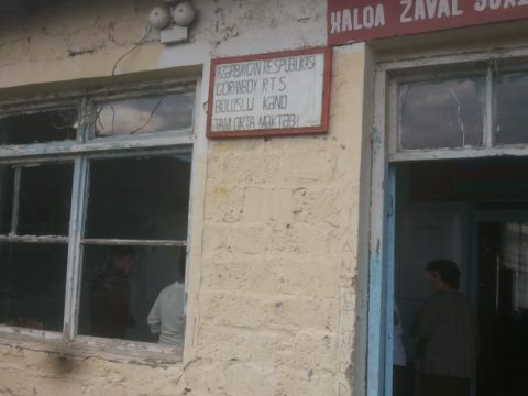 Təhsil Nazirliyinin əməkdaşları Goranboyda tavanı çökən məktəbdə olublar