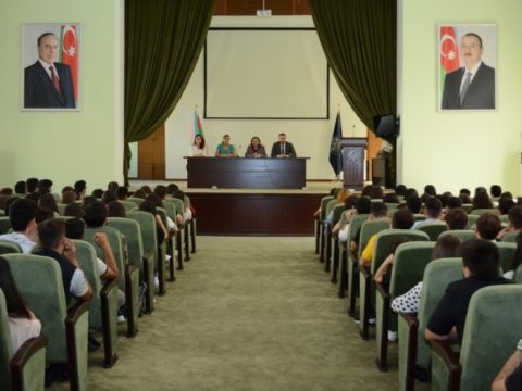 UNEC-in birinci kurs tələbələri ilə fakültələrdə görüşlərə start verilib  