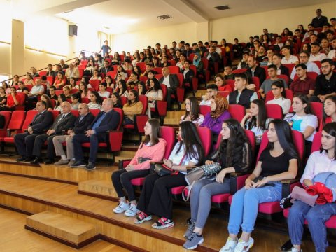 Elçin Babayev birinci kurs tələbələri ilə görüşüb  