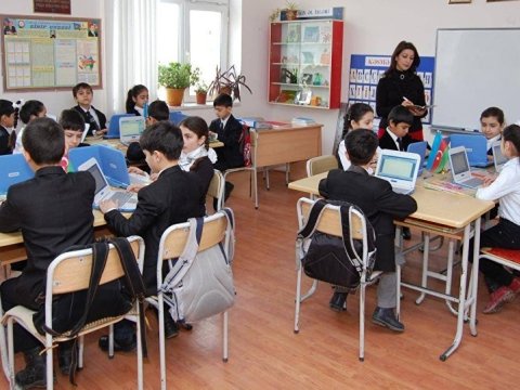 “Uşaqlarda məktəbə qarşı sevgi oyatsaq, onlar dərsə qorxaraq yox, həvəslə gələrlər” – Müəllim  