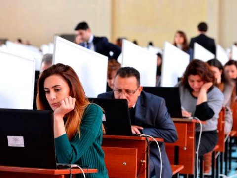 Yarım  ştat üzrə vəzifə maaşı alanlar digər məktəbdə nə qədər dərs deyə bilərlər? - Cavab