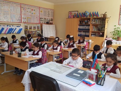 Sinifdə şagird çoxluğunun psixoloji zərərləri: “Təfəkkür yaxşı inkişaf etmir” – PROBLEM         