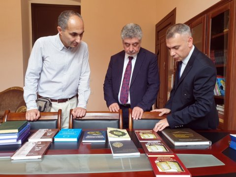 İngiltərəli alim Əlyazmalar İnstitutunun qonağı olub