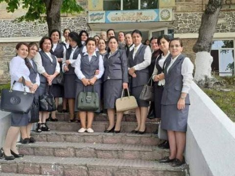 Müəllim geyimi ilə fərqlənən Şəki məktəbinin direktoru: “Formanı ilk dəfə 62 yaşlı həyat yoldaşım geyindi”