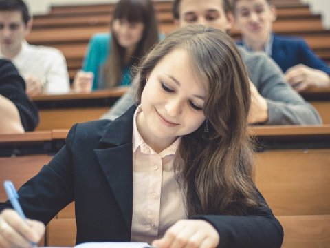 “Məktəblərdə əlavə xarici dil ümumiyyətlə, ləğv edilsin” - Müəllimlərdən yardımçı tədris dilinə etiraz  