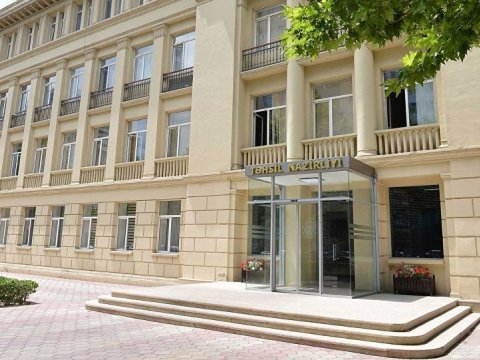 Direktordan nazirliyə müraciət: “Rica edirəm, bu məsələnin sonuna kimi gedin”  