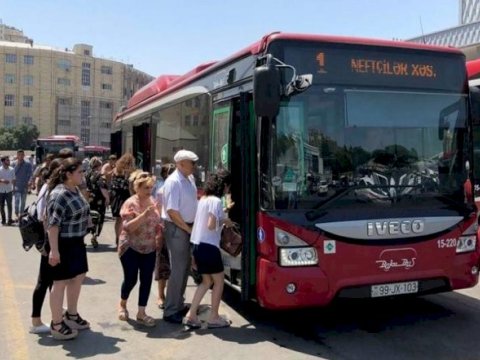 Məktəblilərə şad xəbər: Avtobuslardan pulsuz istifadə edəcəklər