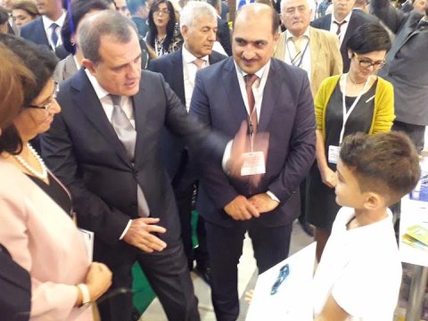 Təhsil naziri dünya uşaq rəsm sərgisində II yerə layiq görülən Kənan Arzumanovla görüşüb - FOTO