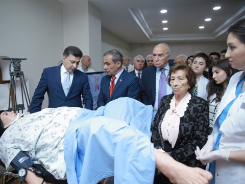 Tibb Universitetin tələbələri robotu cərrah masasında uzatdılar - FOTO