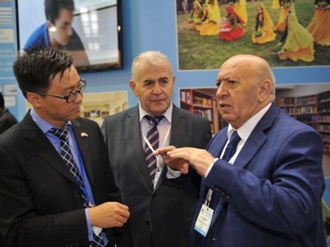 “British Council Azerbaijan”ın rəhbəri BMU-nun stendi ilə tanış olub  