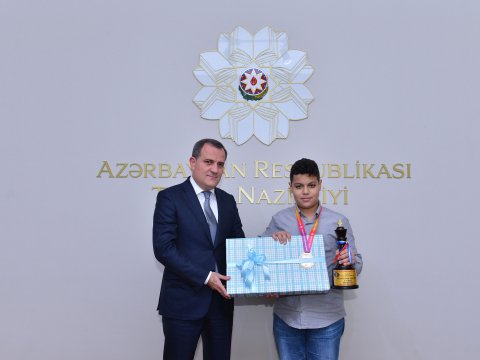 Ceyhun Bayramov dünya çempionu olan məktəbli ilə görüşüb - FOTO