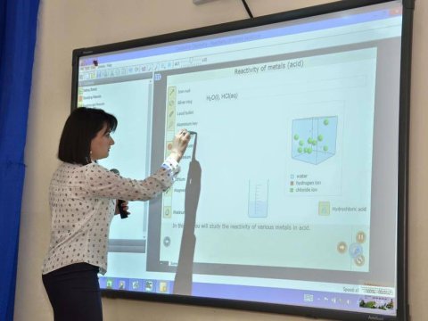 “Bəzi məktəblərdə elektron lövhədən sadə lövhə kimi istifad