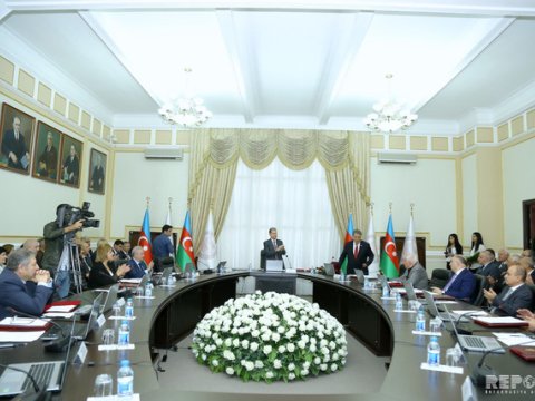 “AMEA-nın müəllimləri işlərinə məsuliyyətsiz yanaşırlar” – Əminağa Sadıqov  