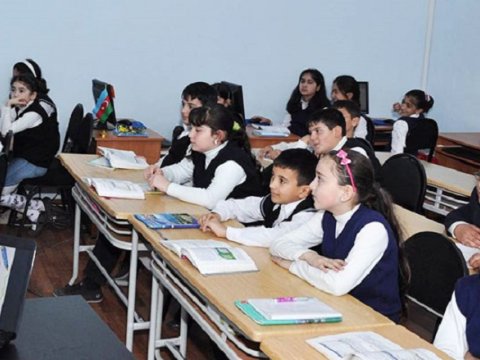 Şagirdlər niyə sinifdə saxlanılır? – “Uşaqlar 2 aldıqda valideynləri çağırıb deyirlər ki...”