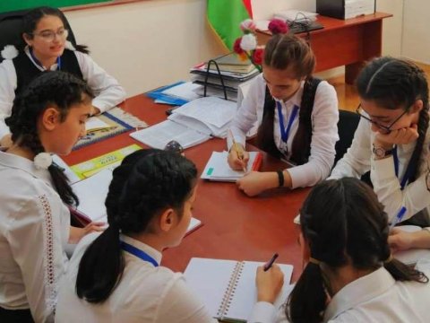 Fərqlənən şagirdlər xüsusi günlərdə məktəbi idarə edirlər  