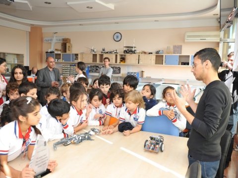 Məktəblilər Bakı Mühəndislik Universitetində ekskursiyada olublar