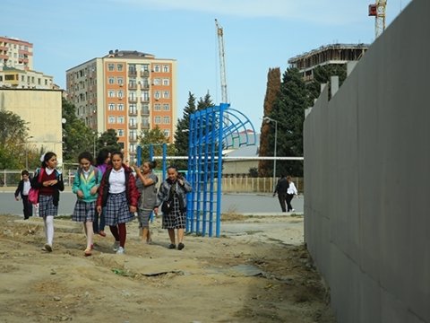 Bakıda məktəb həyətində yaşayış binası tikilir? - VİDEO  