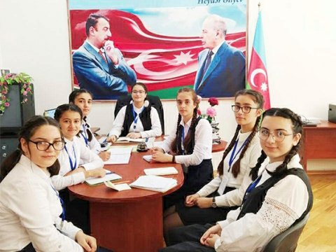 Direktor da, müavinlər də şagirdlərdir...  