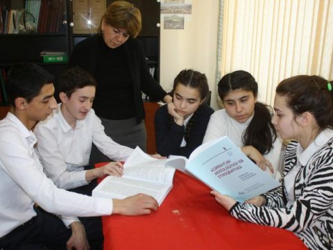 Əlavə dərs saatları məktəbdə kimə verilməlidir? - CAVAB  