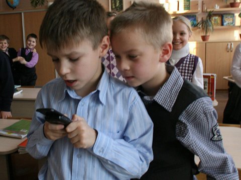 “Qanuna telefonun sinfə girişini qadağan edən maddə əlavə olunsun” - Deputatdan təklif