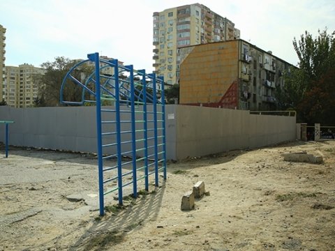 Eldar Əzizov məktəbin həyətində aparılan tikintini dayandırdı