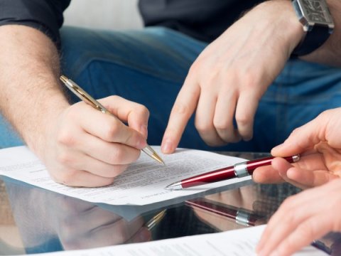 Müəllim əvəzçilik əsasında işlədiyi məktəblə əmək müqaviləsi bağlamalıdır?- Cavab  