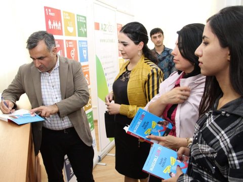 Tələbələr onlara uğur sirlərini açacaq kitablara qovuşdular - FOTO