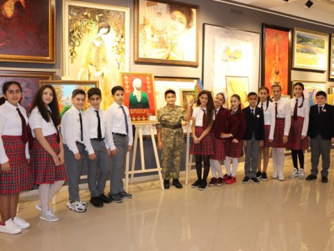 BDU-nun “Gənc istedadlar” liseyi “Nəsimi ili” ilə bağlı sərgi təşkil edib - FOTOLAR  