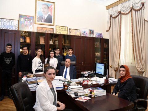 Akademik Vaqif Abbasov Suraxanı rayon məktəbliləri ilə görüşüb