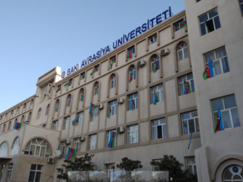 Bakı Avrasiya Universitetinin binası bayraqla bəzədildi - Fotolar