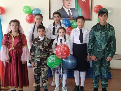 Qazaxın kənd məktəbində Bayraq Günü qeyd edilib - Gənc müəllimin təşəbbüsü