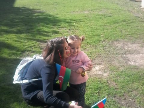 Şagirdlər kənd sakinlərinə bayraq bağışladılar-Direktordan təşəbbüs- FOTOLAR