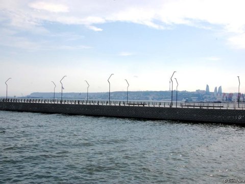 Bulvarda dənizə düşən məktəbli qızı xilas etdilər