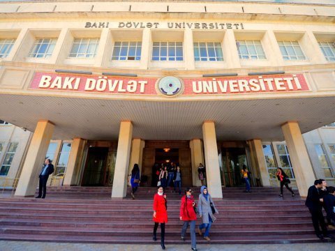 BDU-nun 78 yaşlı müəllimi avtobusdan yıxılaraq ağır xəsarət alıb
