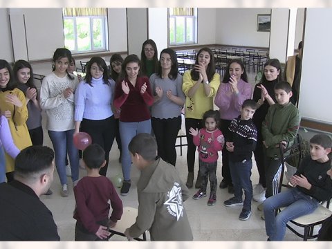 Universitet kollektivi internat məktəbi şagirdlərini sevindirib  