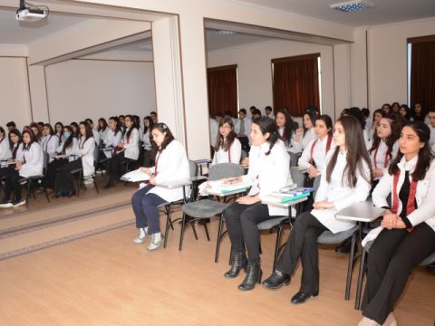 Türkiyəli cərrah azərbaycanlı tələbələrə mühazirə oxuyub