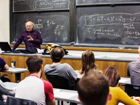 Universitet müəllimlərinə də yaş limiti tətbiq oluna bilər?- Təhlil