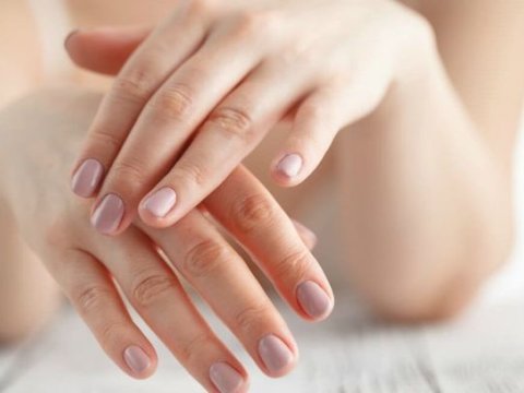 Bakıda müəllim dərsdə dırnaqlarını manikür edir? 