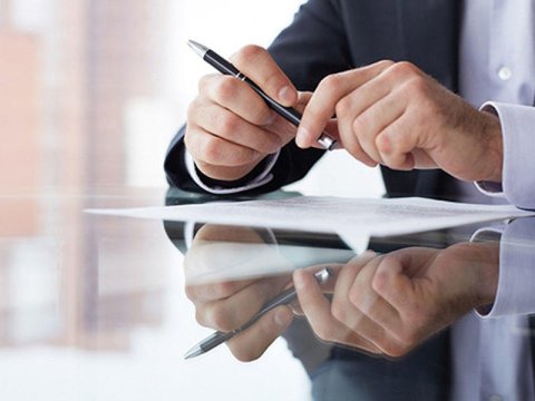 Məktəbli qızların yubkasının uzunluğunu ölçən direktorun səs yazısı yayıldı