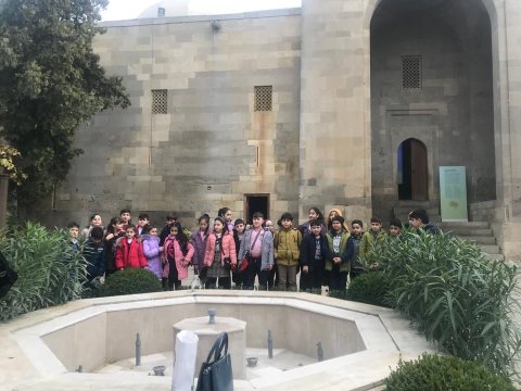 Balaca məktəblilərin qoca tarixlə görüşündən maraqlı anlar – Nazirlikdən vacib təşəbbüs-FOTOLAR