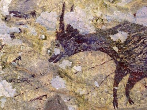 Qəribə məxluqlar təsvir olunan ən qədim qayaüstü şəkillər tapıldı