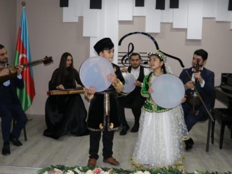 Məktəblilər yubiley tədbirində muğamlar ifa ediblər