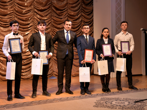 Müsabiqə qalibi məktəblilər təltif edilib - FOTO