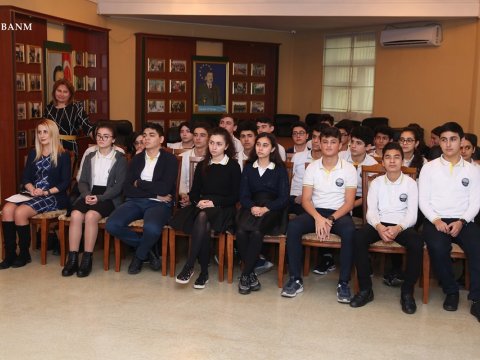 Elmar Qasımov Akademik Zərifə Əliyeva adına liseyin şagirdləri ilə görüşüb